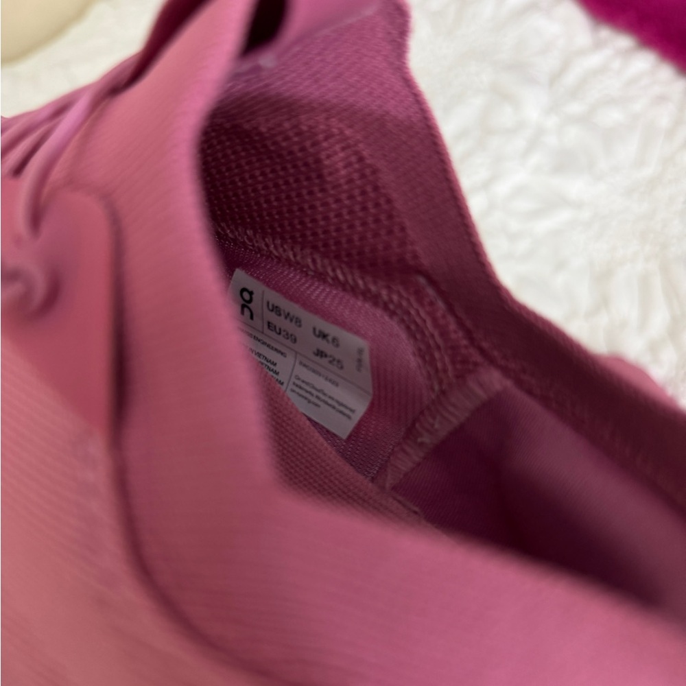 On Cloud Loewe - image 5